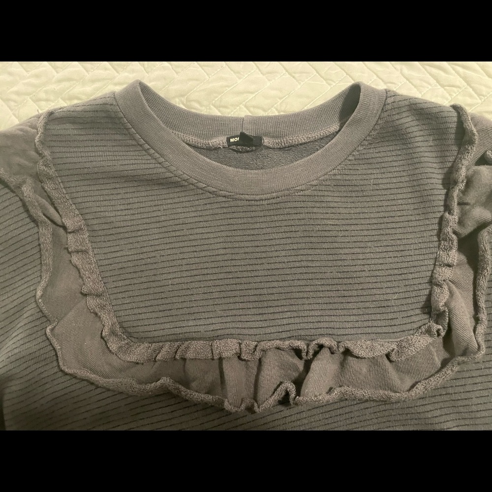 Monrow Ruffle Sweatshirt - Picture 4 of 4